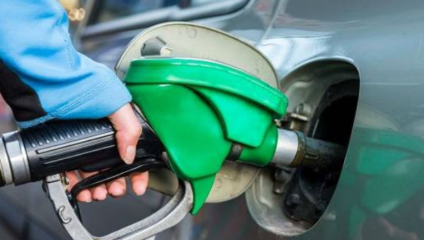 Đổ xăng đầy bình khi trời nắng nóng có gây cháy nổ?